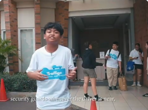 Student in a Traffigo shirt explaining the app at Mentari Intercultural School Jakarta